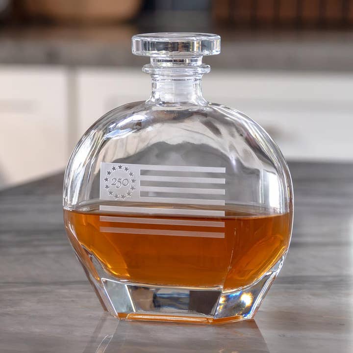 America250™ Betsy Ross Flag 23oz Whiskey Karaffe für den Großhandel von Rolf Glass