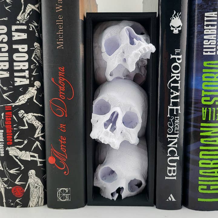 Insert d'étagère gothique à trois crânes – Décoration de coin de livre fantastique pour la vente par Modern Wood Cases