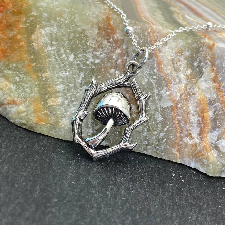 Collana in Argento Sterling con Ciondolo a Forma di Fungo in Cornice di Ramo per la vendita all'ingrosso da parte di Elizabeth Jewelry