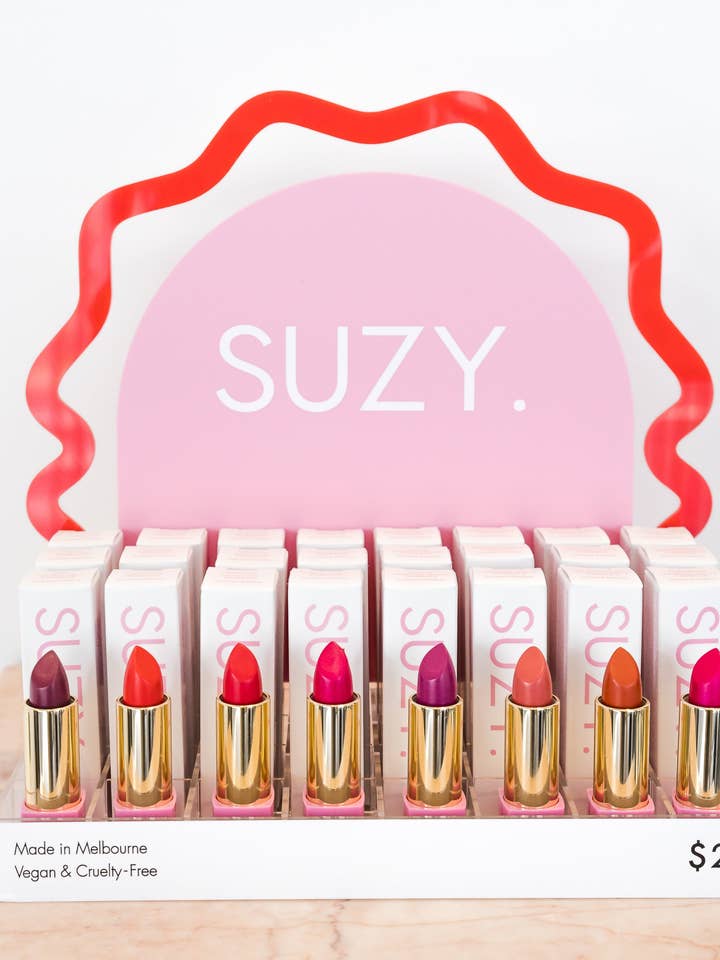 GROSSES, PERSONALISIERBARES BOGENDISPLAY IN ROSA UND ROT — 8 Farben Ihrer Wahl, 3 Stück pro Stück erhältlich, KOSTENLOSE Tester, KOSTENLOSER Ausstellungsständer, KOSTENLOSER Expressversand für den Großhandel von SUZY. Lipsticks