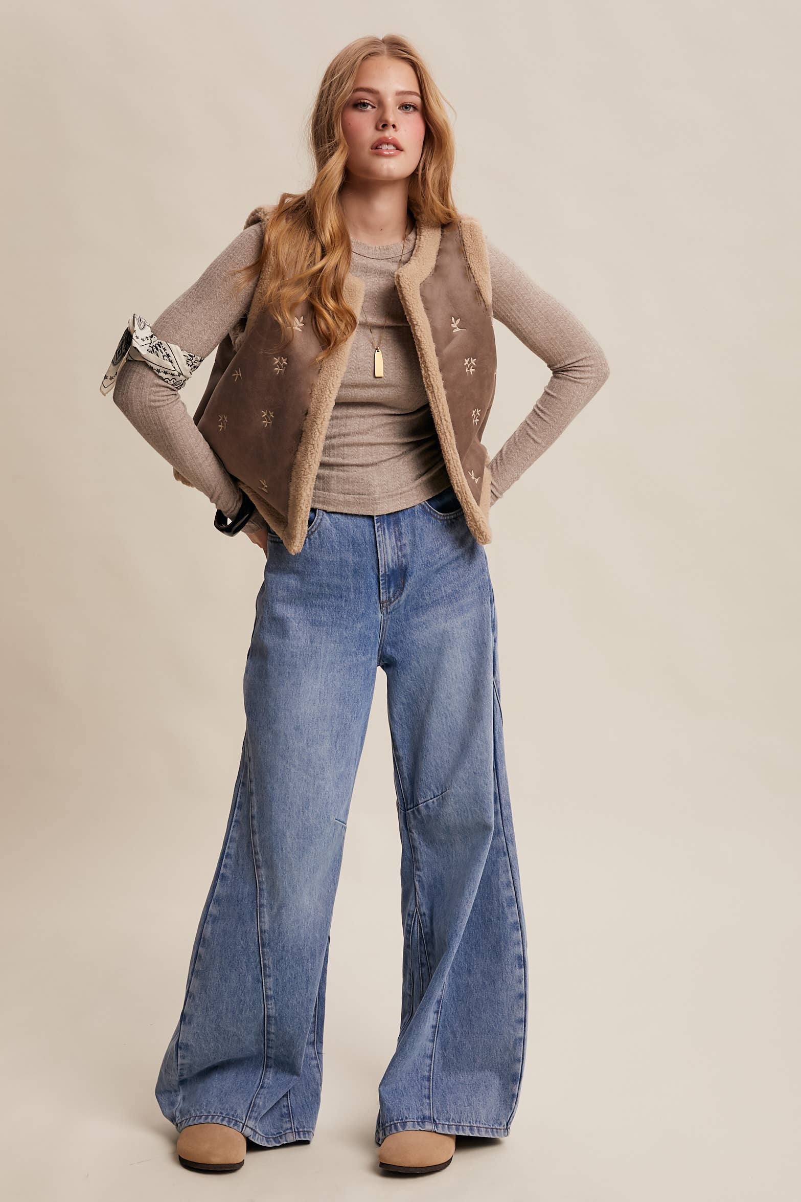 Listicle - Vendita all'ingrosso Gilè imbottito - Donna - Gilet in Finta Pelle Scamosciata Ricamata con Pelliccia Sintetica26