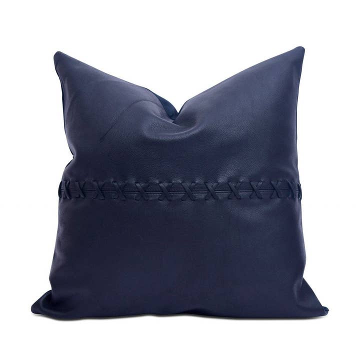 Housse de coussin en cuir 100 % tanné - Croix bleues pour la vente par Glamthread