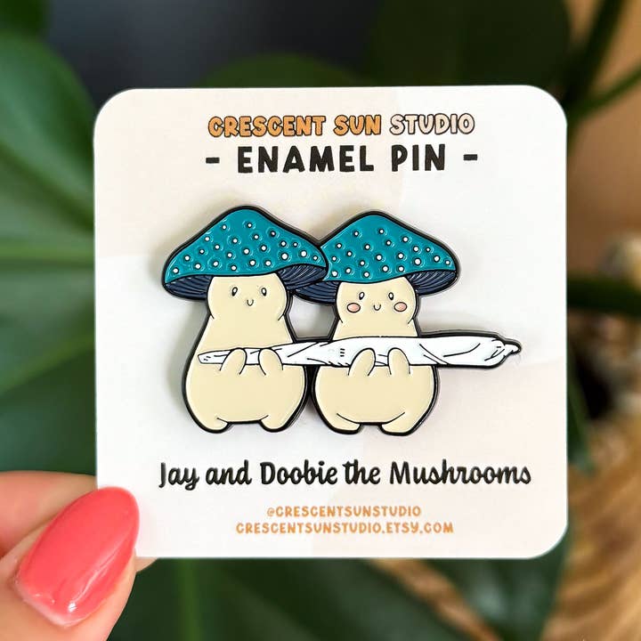 Épinglette en émail Stoner Mushroom, insigne de revers, épingle à lanière pour la vente par Crescent Sun Studio
