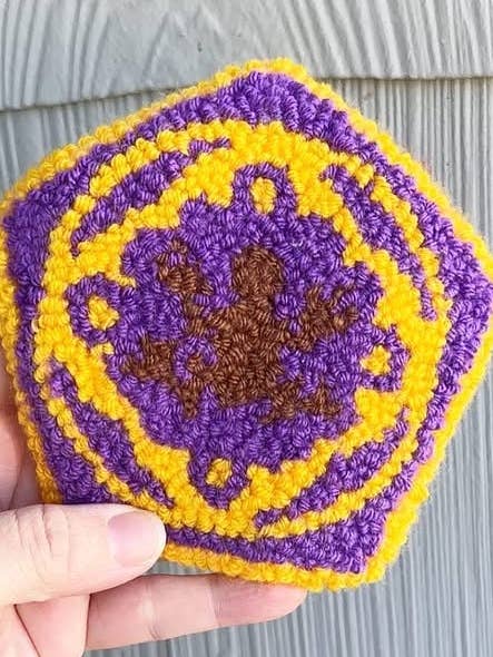 Dessous de verre de bureau en punch needle grenouille en chocolat pour la vente par Bless Your Cottons