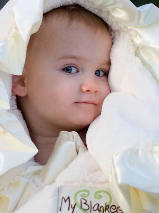 Couverture pour bébé en satin à volants de luxe pour la vente par My Blankee
