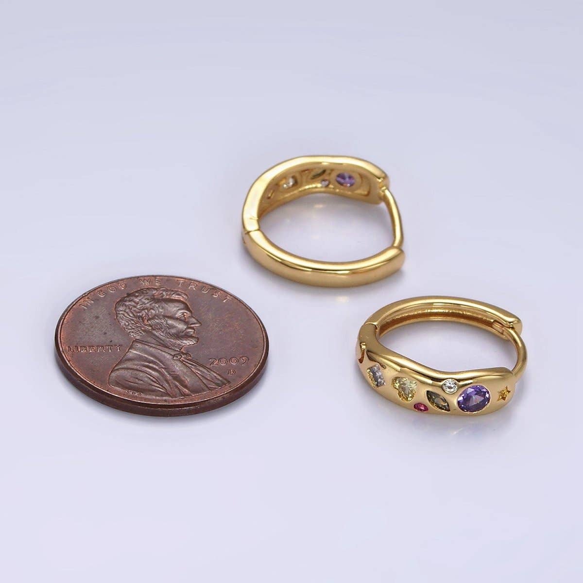 Aim Eternal - Wholesale Huggie oorbellen - 14K goud gevulde veelkleurige CZ Dot Marquise Heart 15 mm Huggie oorbellen | AE9163