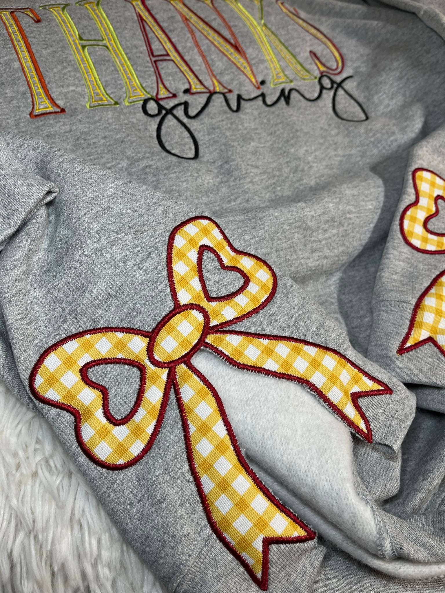 April's Sew Vinyl - Vente Sweat-shirt – unisexe - Sweat-shirt Thanksgiving à nœud latéral, applique à nœud latéral 0