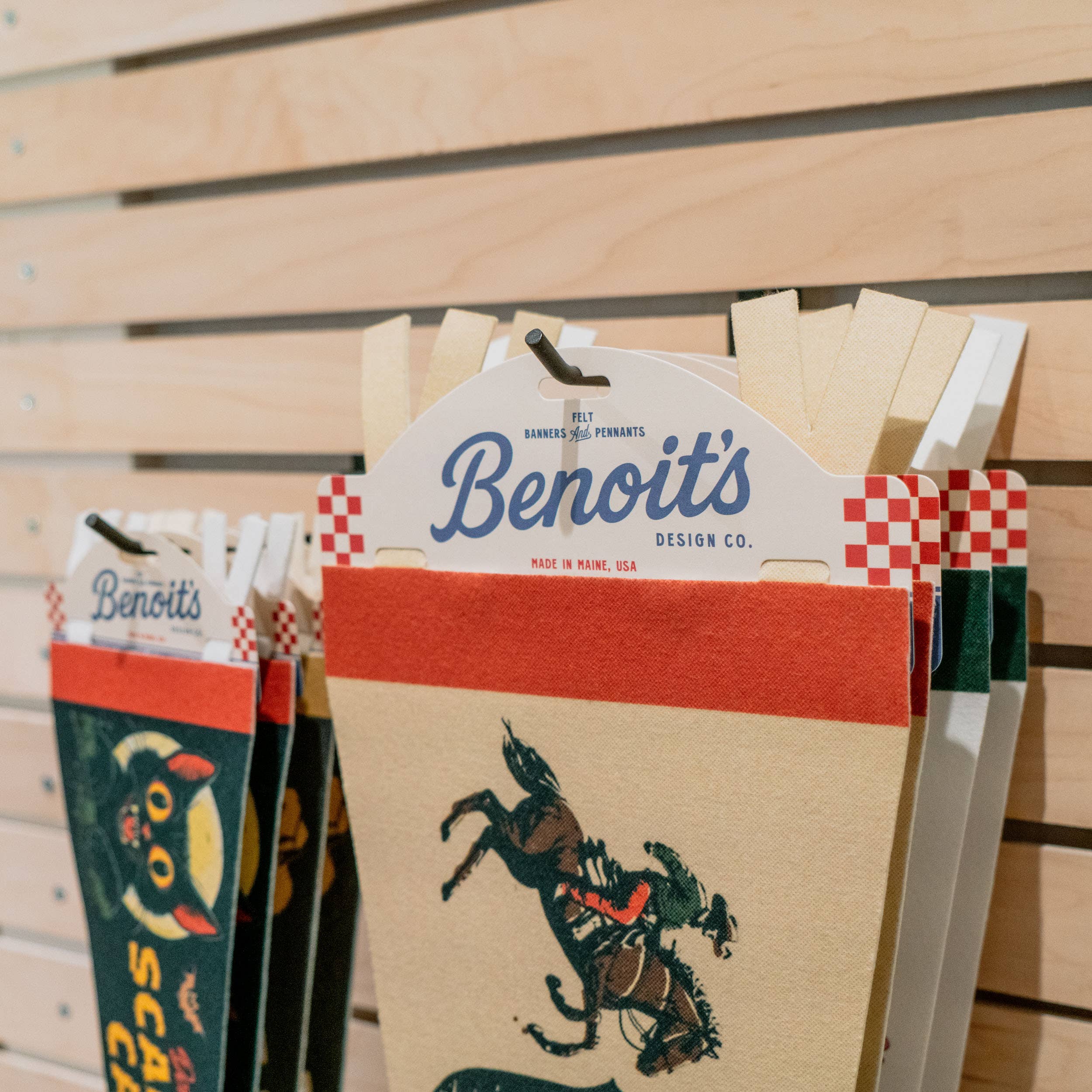 Benoit's Design Co. – Engroshandel Skilt – Personligt filtpennant med navn i fed skrift2