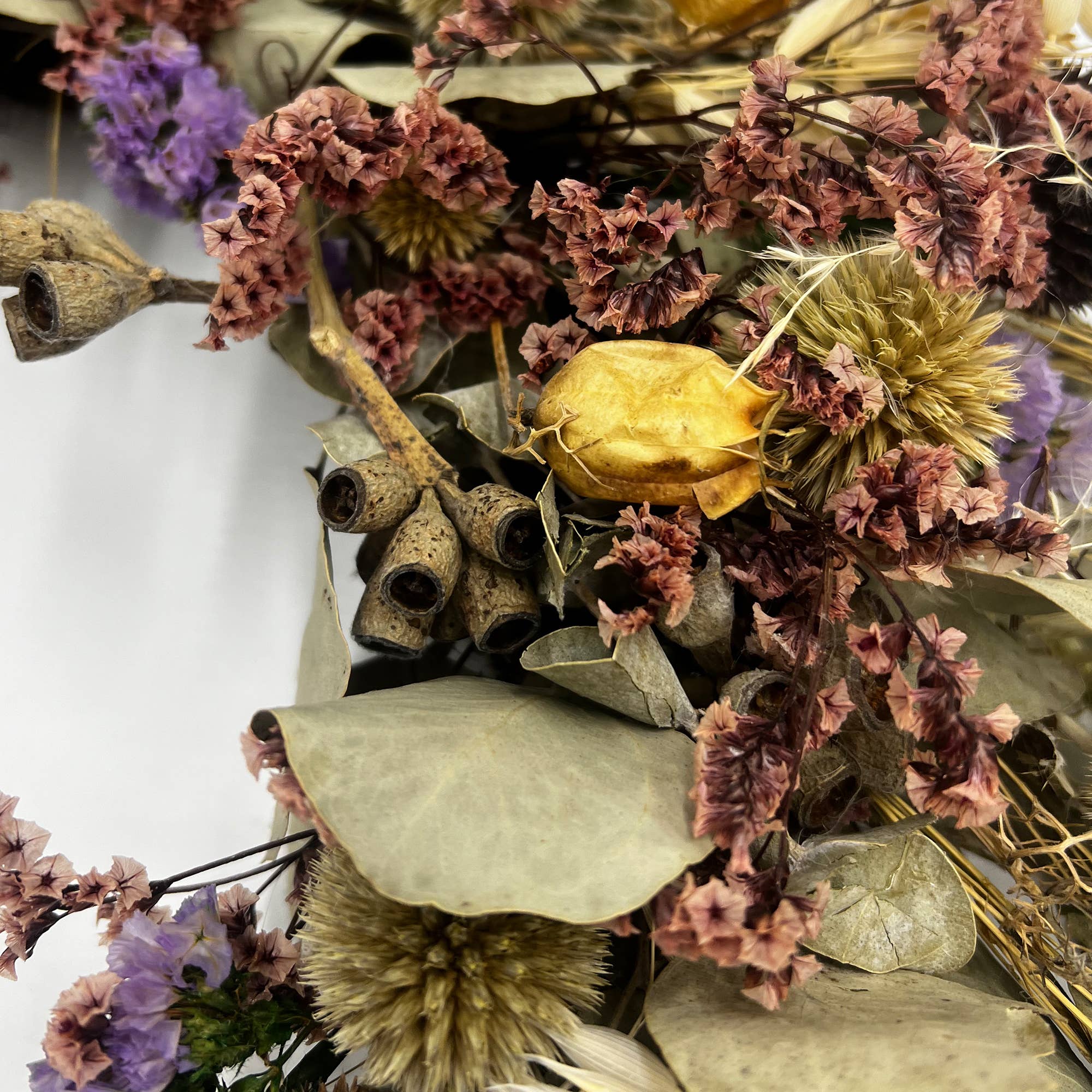 2626 Designs - Wholesale Krans - Gedroogde en geconserveerde decoratieve eucalyptuskrans van 51 cm3