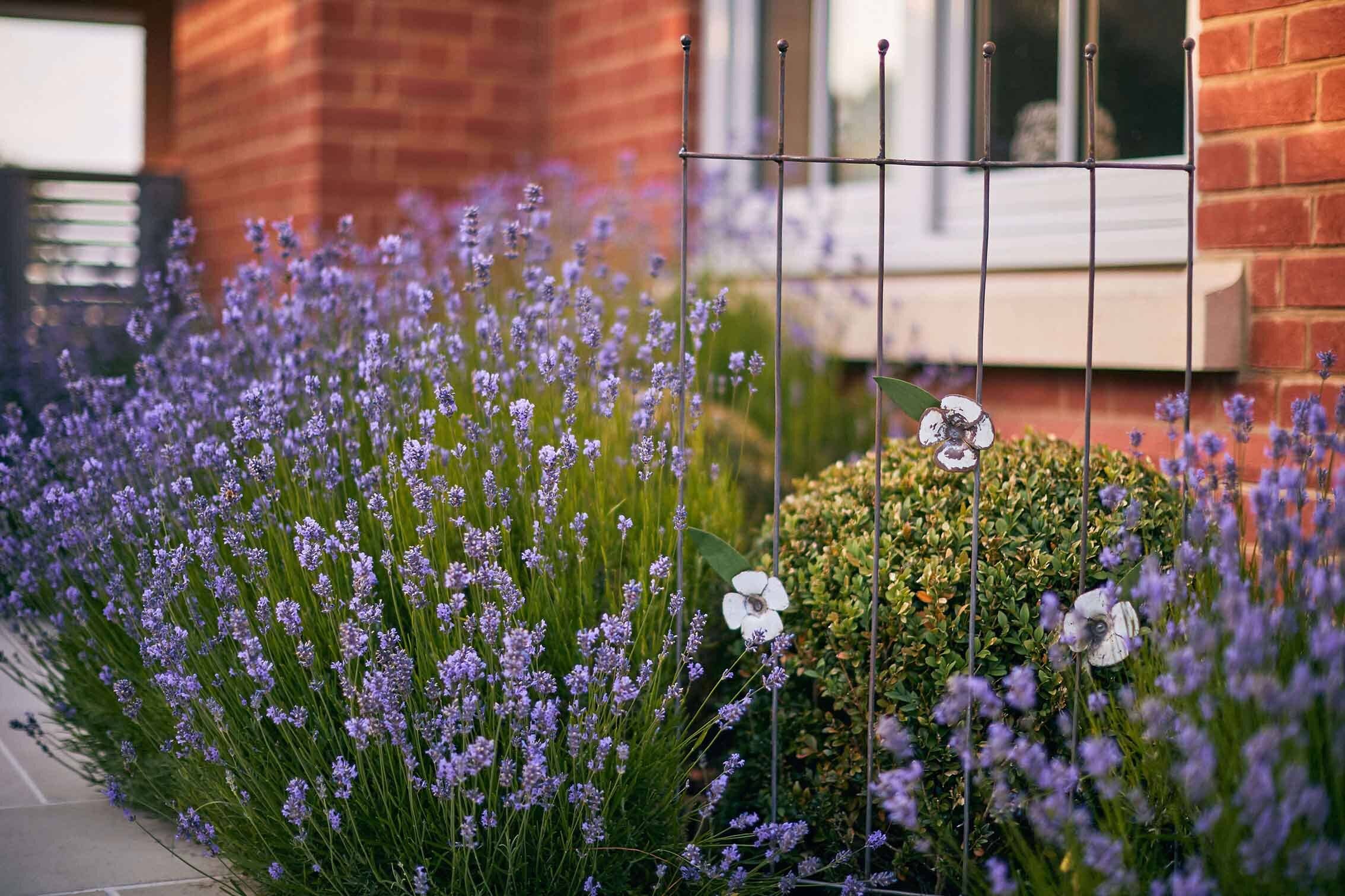 chi-africa - Venta al por mayor Adornos/decoración de exteriores - Obra de Arte de Jardín de Metal Reciclado - Enrejado de Flores Blancas1