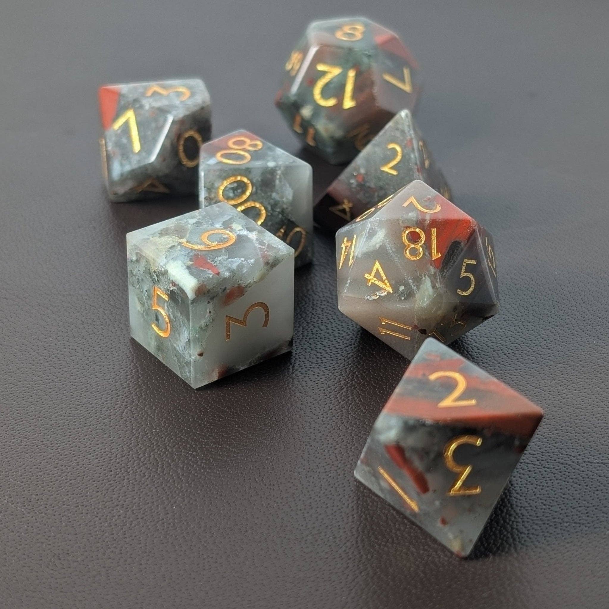 EBONWOOD – Großhandel Würfel – Blutstein - 7-teiliges polyedrisches Edelstein-Würfelset1