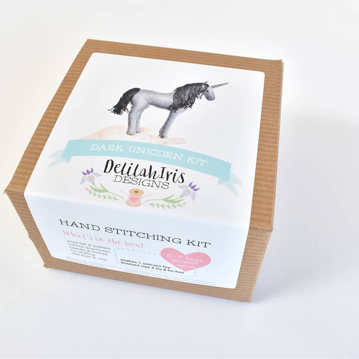 DelilahIris Designs – Großhandel Bastel-Nähset – Bastelset zum Nähen aus Filz — Dunkles Einhorn