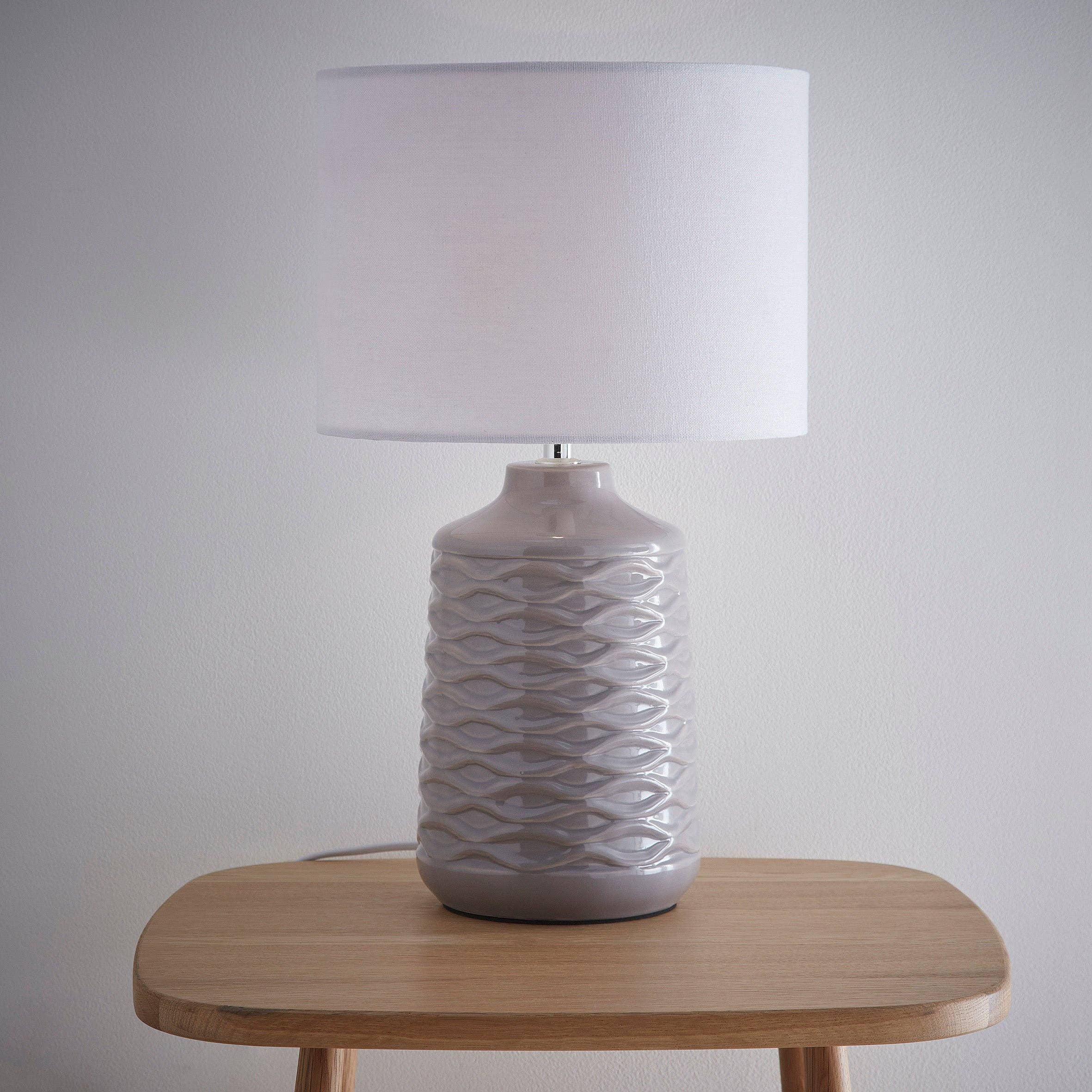 K LIVING – wholesale Accent/desk lamp – Ivy Textured Ceramic Table Lamp With White Linen Shade5