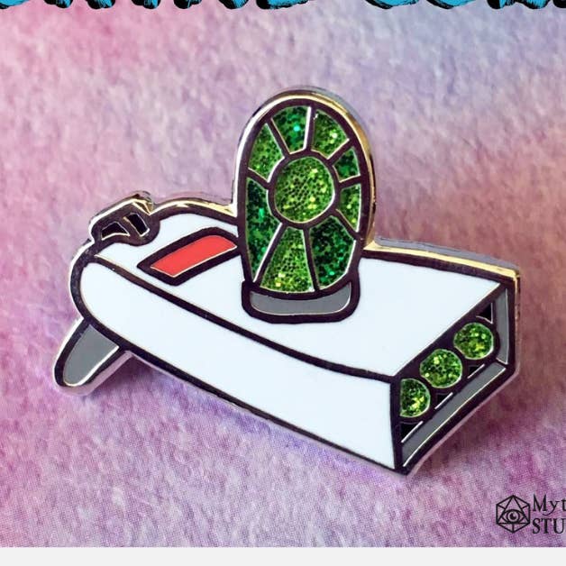 ¡Pin de esmalte de pistola! para venta al por mayor de Mythical Studios