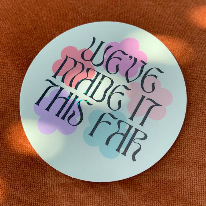 Adesivo “Chegamos até aqui” por atacado de Daisy Natives