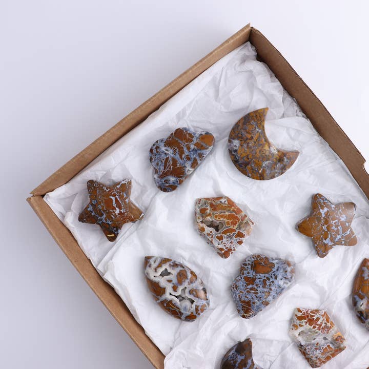 Breccieret jaspis: måner, stjerner, tårne, skyer og flammer – sæt med 10 for engroshandel hos Mi Esperanza Minerals