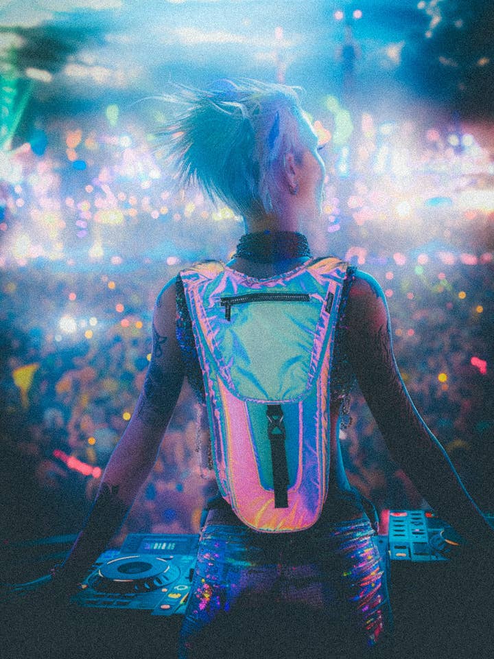 91032: Hydro Pack Insulated | Reflective Rainbow Purple for wholesale by Fydelity