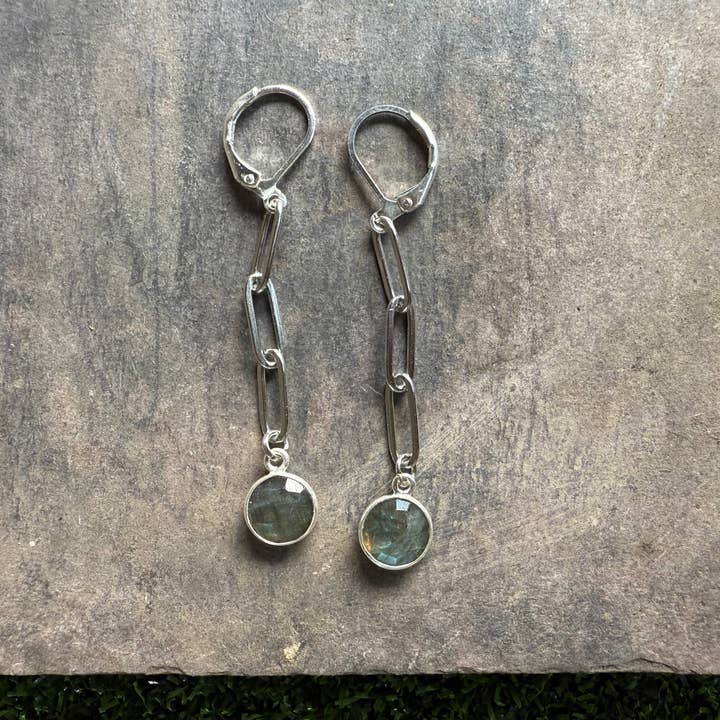 Brincos de Corrente em Clipe de Papel Prateado com Pendentes de Labradorite por atacado de Carley King Jewels