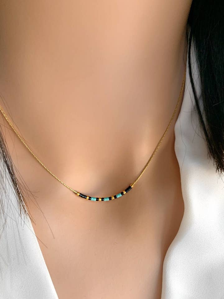 Collier de perles dorées, collier de perles turquoises et noires, Mi pour la vente par 36th Child Jewelry