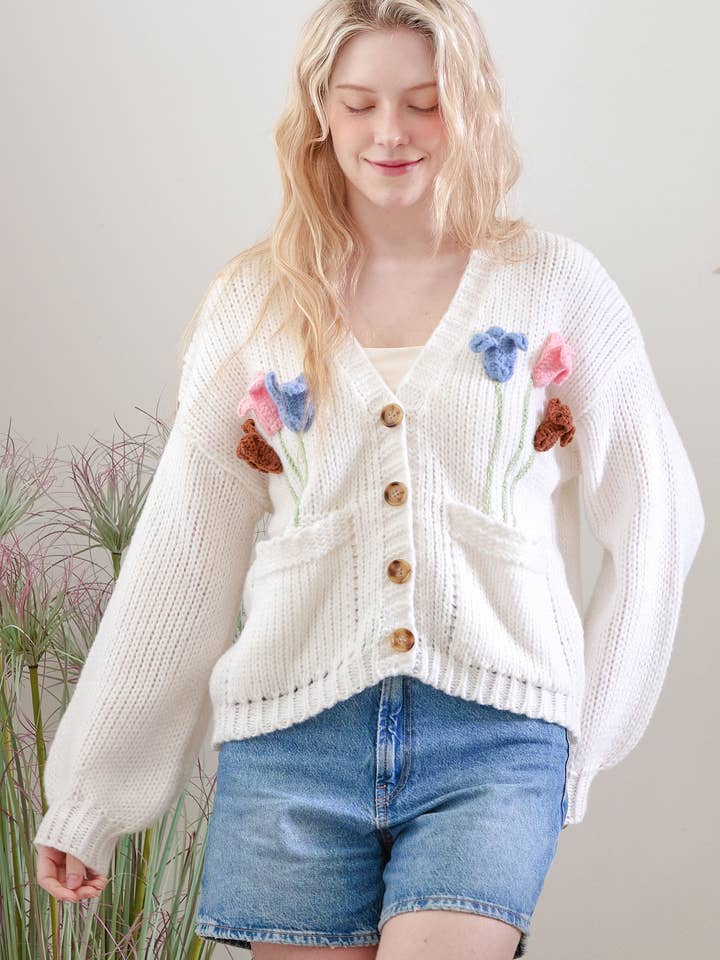 Cardigan en maille brodé de fleurs pour la vente par Mello.
