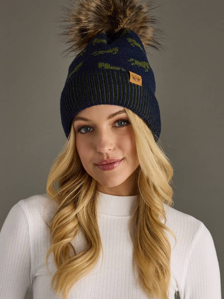 Bonnet à pompon motif cheval marine pour la vente par Panache Apparel Co.