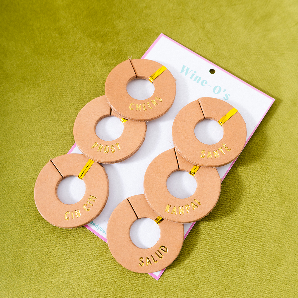 Glad & Young Studio – Engroshandel Vin-/cocktailglasmarkører – Guldfolie Læder Vinglasmarkører, Sæt med 6, "Skål"1