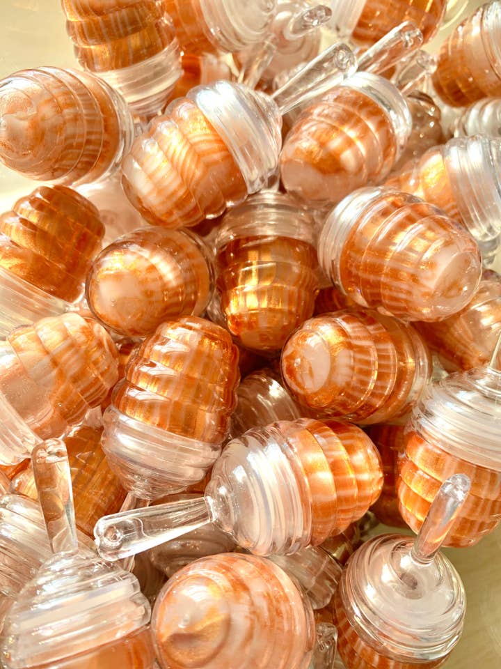 Gloss à lèvres effet miel pour la vente par Luminous Essentials