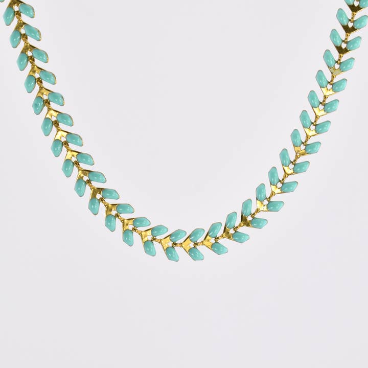 Artemis Halskette mit Pfeilkette aus türkisfarbener Emaille für den Großhandel von Edgy Petal Jewelry