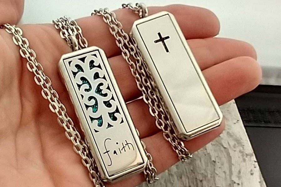 Piccadilly Pendants – Engroshandel Halskæde til aromaterapi – Kryds halskæde, Aromaterapi Medaljon, Religiøs gavebutik5