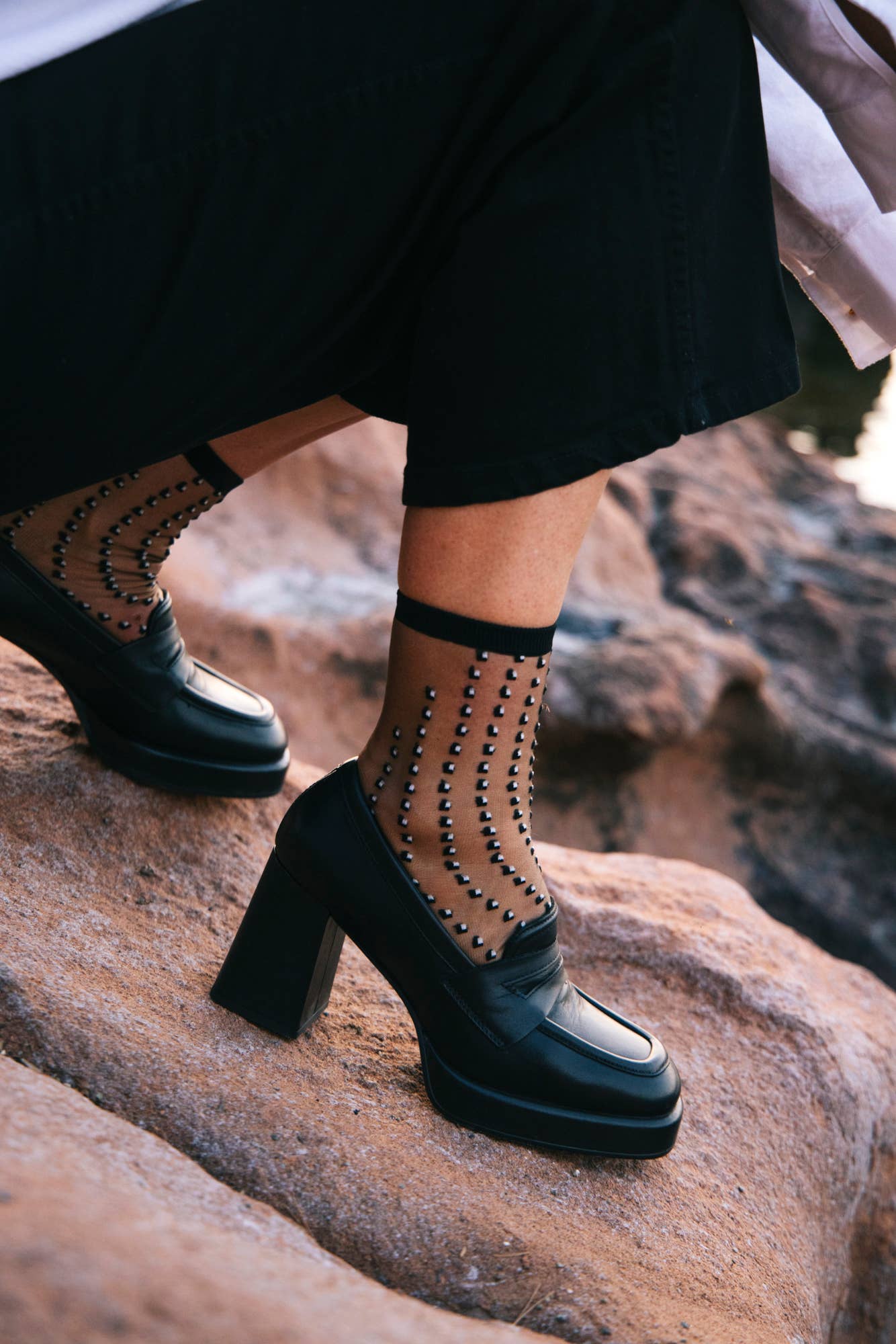 Atelier St Eustache – wholesale Strumpor - Dam – CRESCENT DUNES BLACK • Tunna strumpor med prickar1