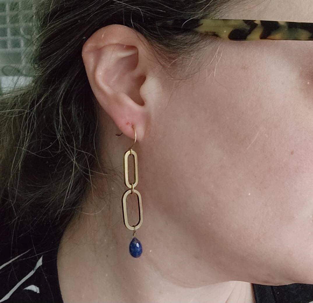 Sara Sela Jewelry - Vente Boucles d'oreilles pendantes - Boucles d'oreilles pendantes ovales en laiton, lapis-lazuli et perles5
