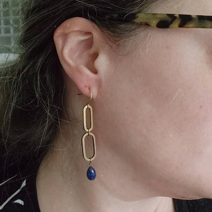 Sara Sela Jewelry - Vente Boucles d'oreilles pendantes - Boucles d'oreilles pendantes ovales en laiton, lapis-lazuli et perles5