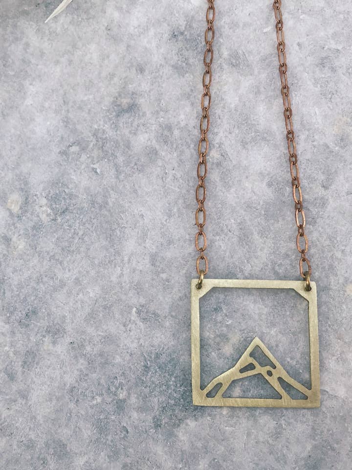 Mont. Décolleté à capuche pour la vente par Modern Madini