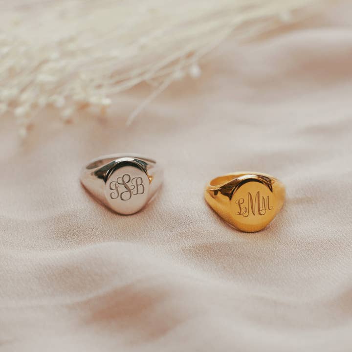 Bague Sceau Monogramme Initiale pour la vente par Anna Lou of London