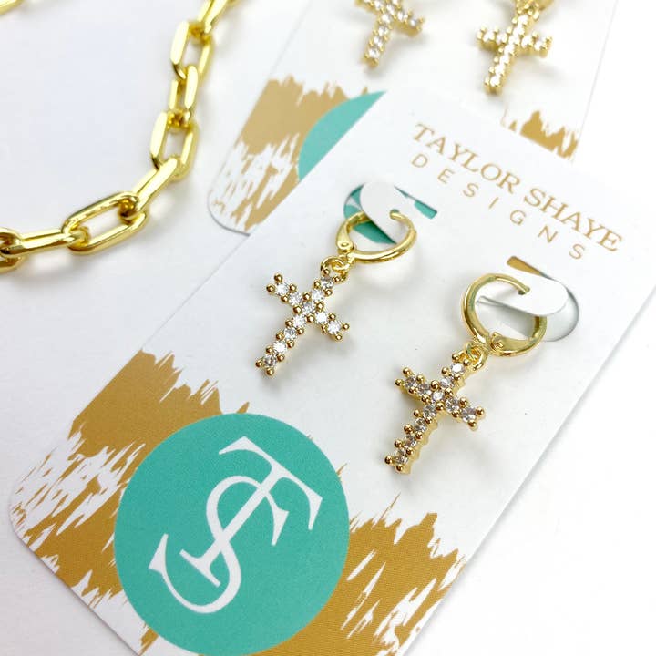 Taylor Shaye Designs - Wholesale Huggie oorbellen - Eve Cross knuffels0