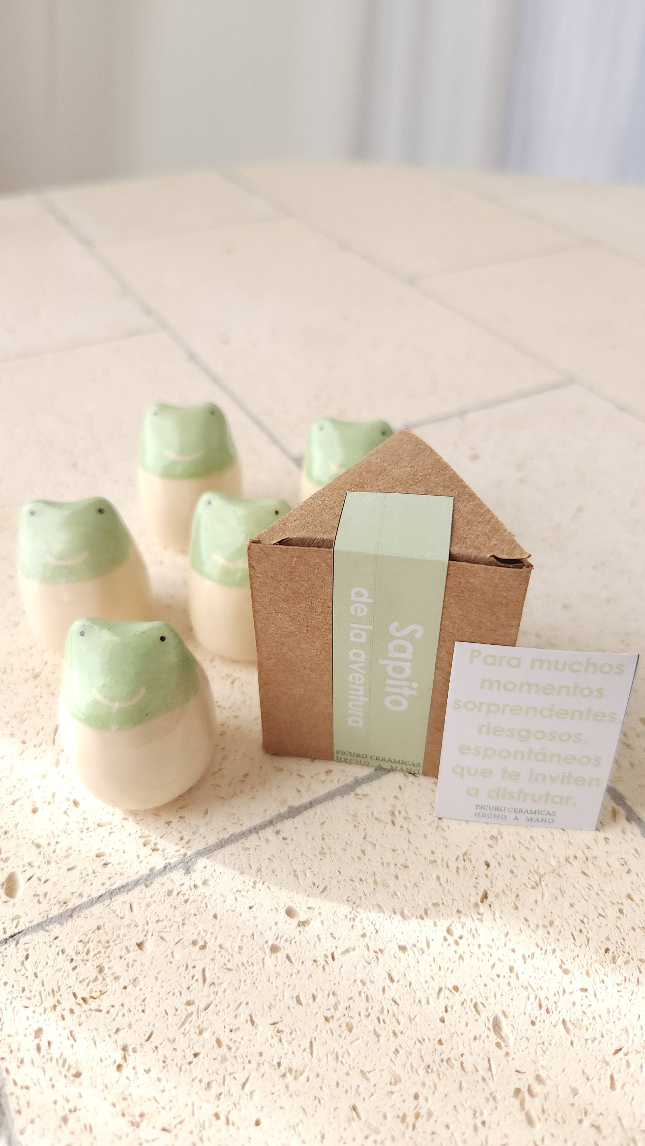 Picuru ceramicas - Venta al por mayor Moneda/objeto de coleccionista - Amuleto Sapito de las aventuras (5 idiomas)8