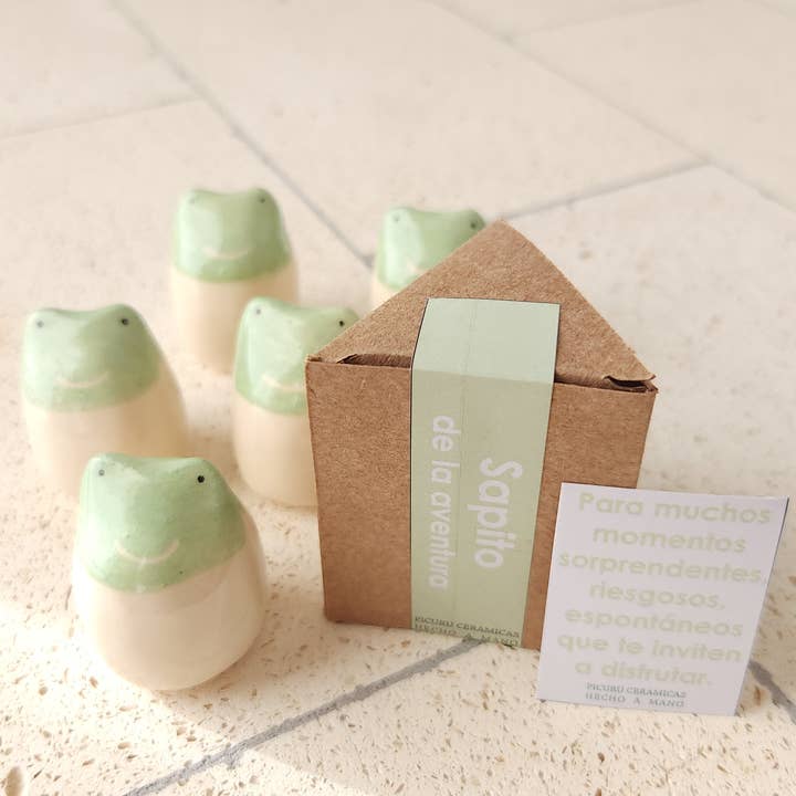 Picuru ceramicas - Venta al por mayor Moneda/objeto de coleccionista - Amuleto Sapito de las aventuras (5 idiomas)8