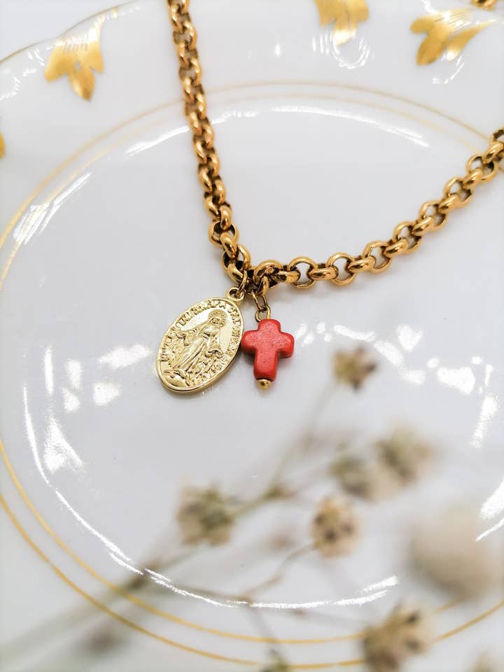 Solene ketting met gouden Madonna en Howliet kruis voor wholesale door Joqle