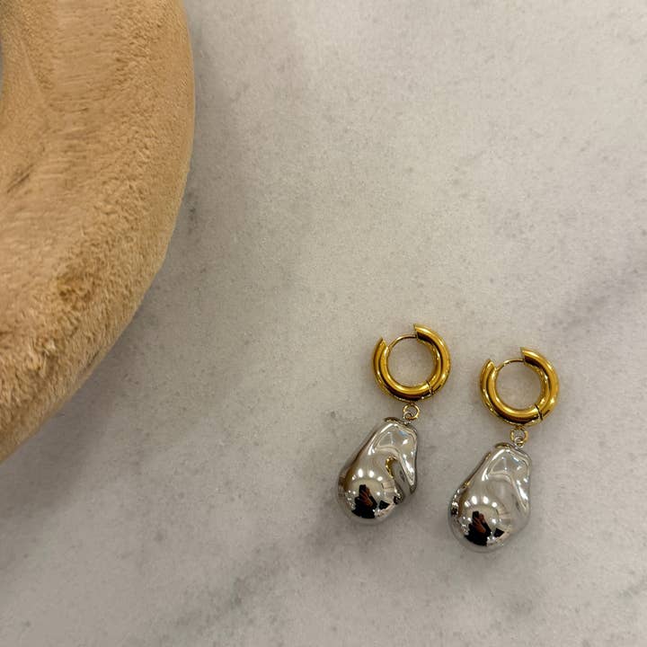CHANSUTTPEARLS - Wholesale Dangle Earrings - TWO TONED SADIE EARRINGS