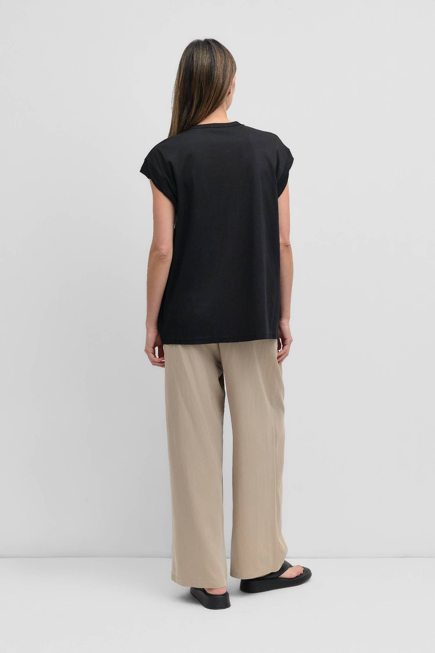 MOD REF - Vendita all'ingrosso Maglietta - Donna - The Remy Top | T-shirt a tunica muscolare con maniche arrotolate11