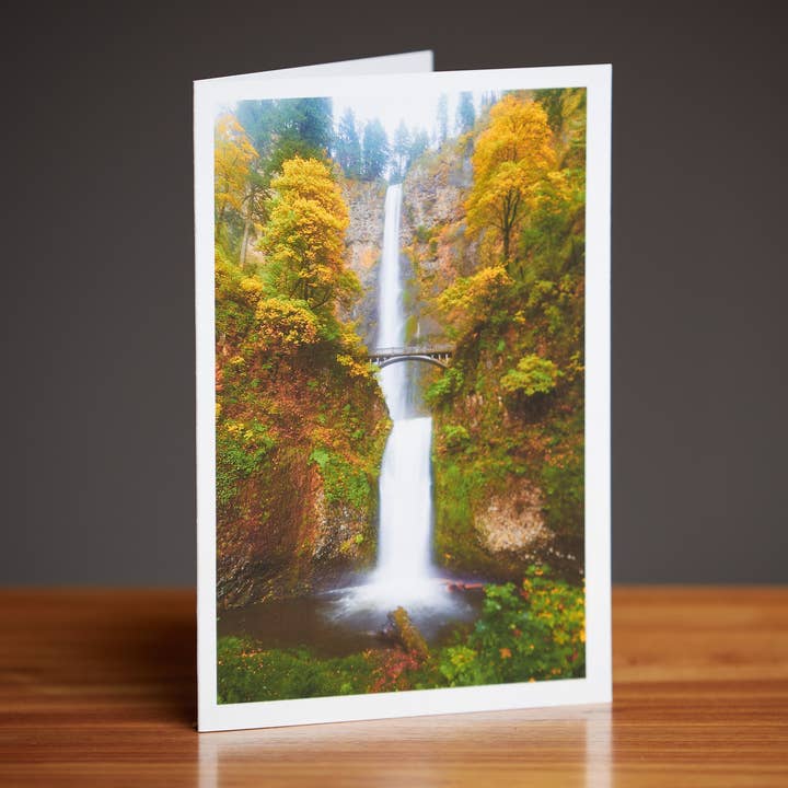 Carte de vœux de luxe 5x7 — Autumn Multnomah Falls pour la vente par Ralph Daub Photography, LLC