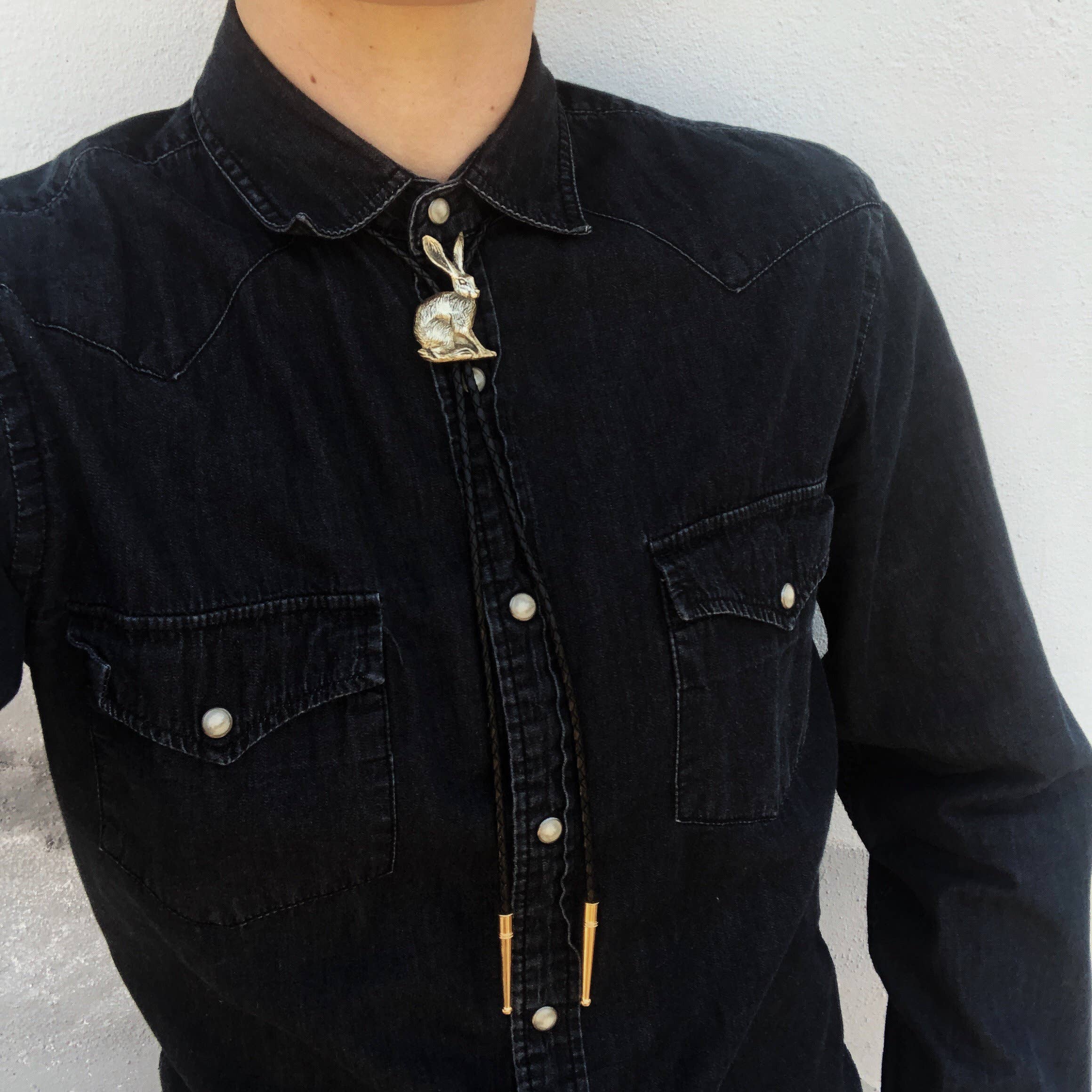 HELIOTROPE - Vendita all'ingrosso Collana con ciondolo/pendaglio - Bolo Tie con Lepre dalla coda nera2