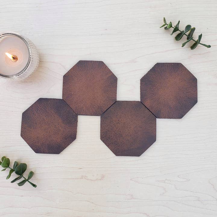 Octagon Coasters - Cognac Distressed Leather Underlägg - Tillverkad i Kanada för wholesale av NAB LEATHER