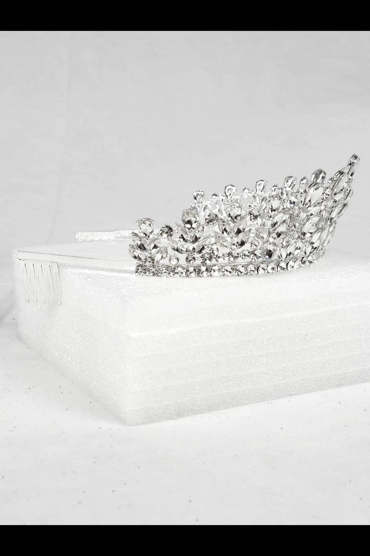 Chicas - Wholesale Tiara - Women's - Metal tiara with jewel rhinestones, one size fits all HT97114