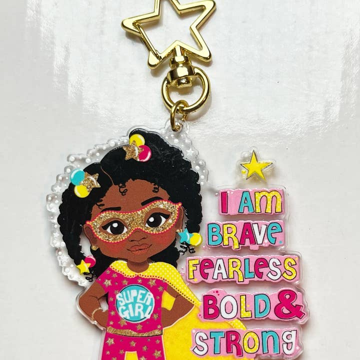 Fefus Designs – wholesale Nyckelring - Barn – Svart tjej superhjälte nyckelring – Stärkande återvunnen akryl väska charm för barn | Afro tjej nyckelring av Fefus Designs5