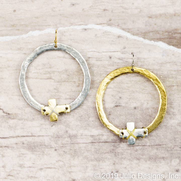 Julio Designs – wholesale Hängande örhängen – ER117 hamrade cirkel örhänge med tråd lindade Cross Accent