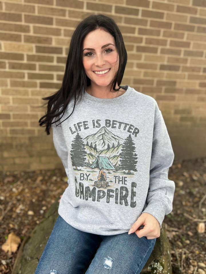 Sweatshirt Life is Better By The Campfire pour la vente par Adelle Linen