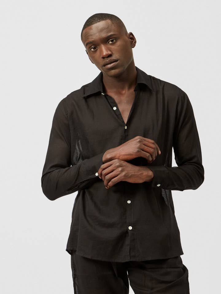 ESSENTIELLES HEMD IN SCHWARZ für den Großhandel von C.R.T.D