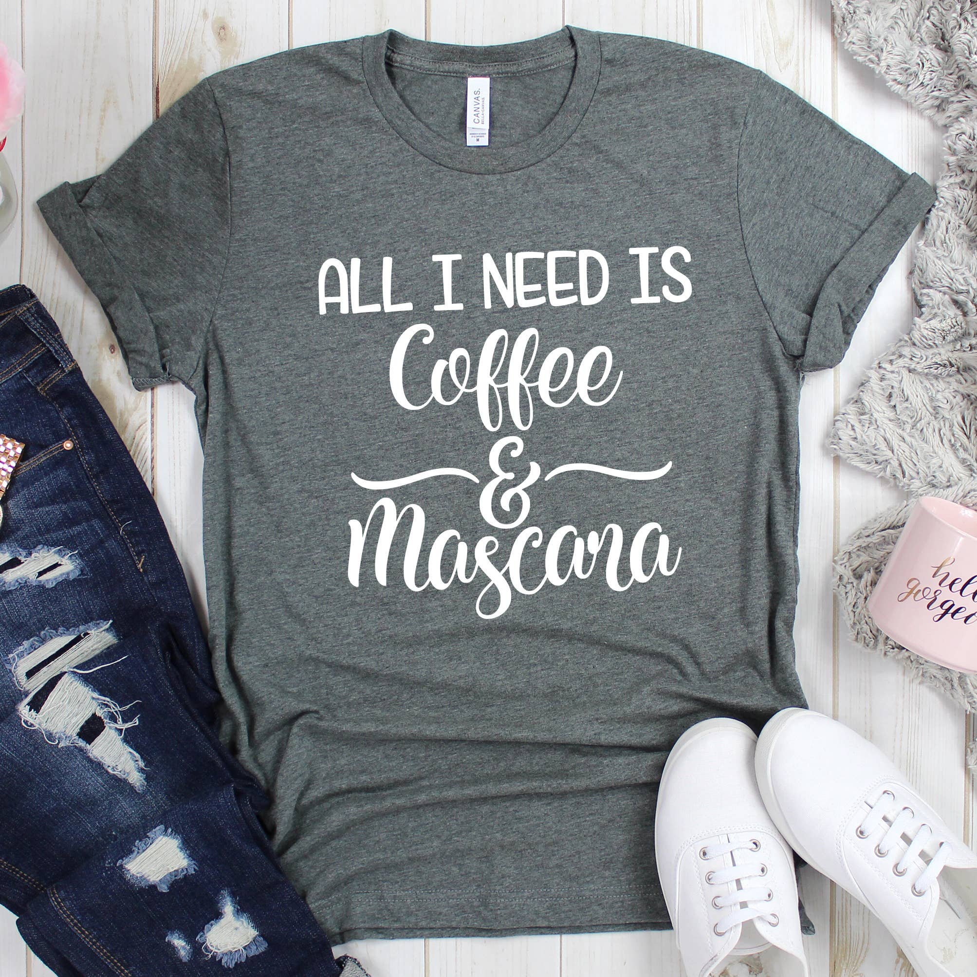 Down Home Tees - Wholesale T-shirt met print - Dames - Alles wat ik nodig heb is een grafisch T-shirt met koffie en mascara voor mama2