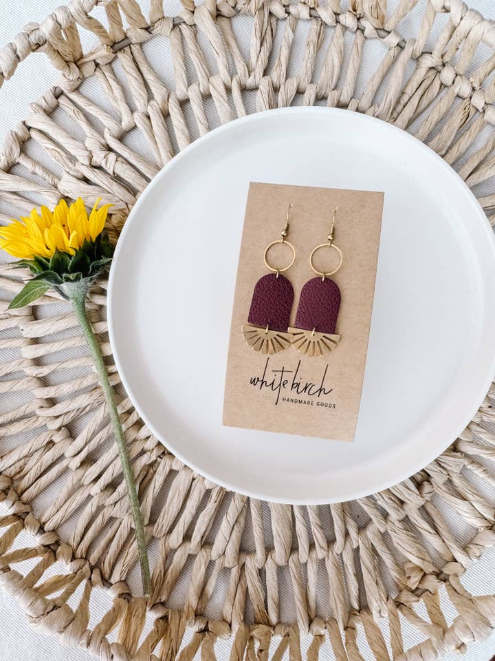 Boucles d'oreilles géométriques Sunburst en cuir bordeaux et laiton pour la vente par Whitebirch Handmade Goods